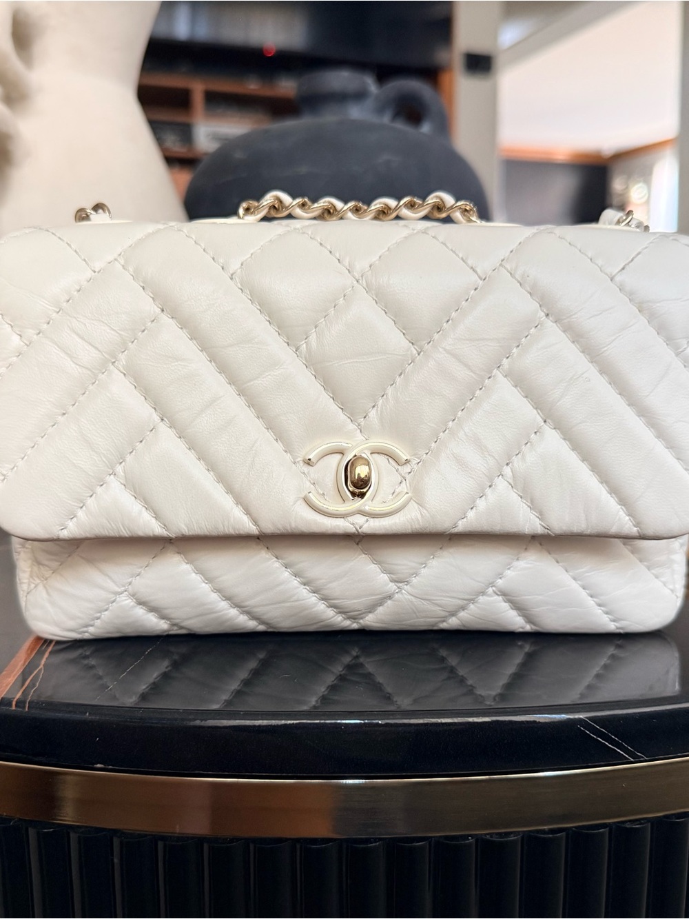 CHANEL Cream Quilted Chevron Leather Crossbody Bag with Gold Chain Small - Picture 10 of 10